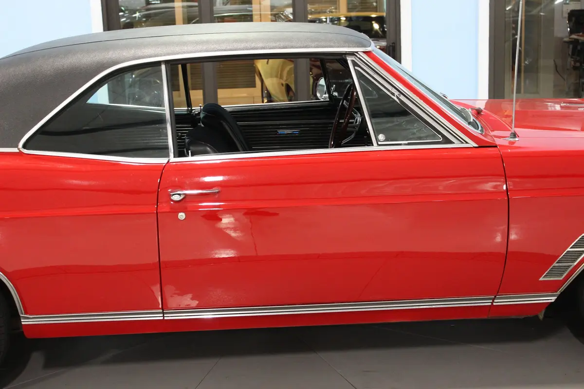 Vehicle photo 23