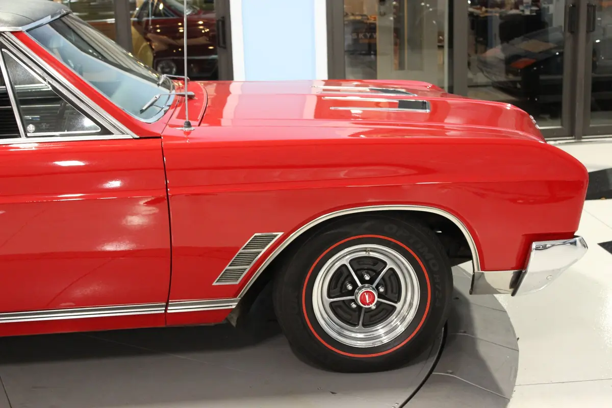Vehicle photo 24