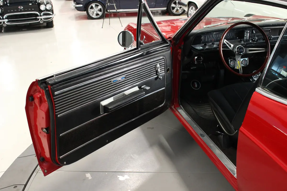 Vehicle photo 25