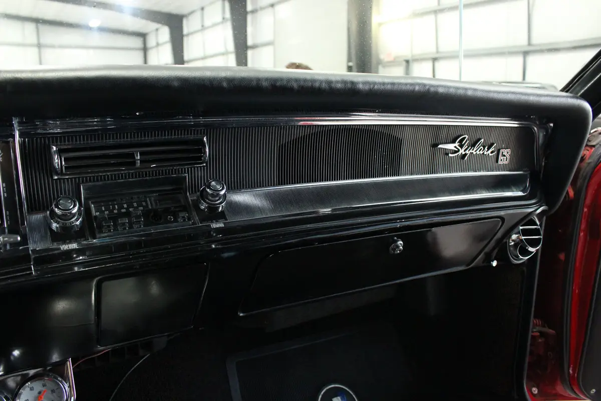 Vehicle photo 30