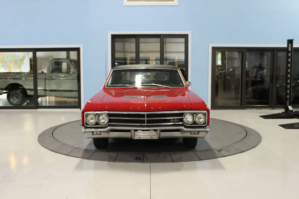 Vehicle photo 9