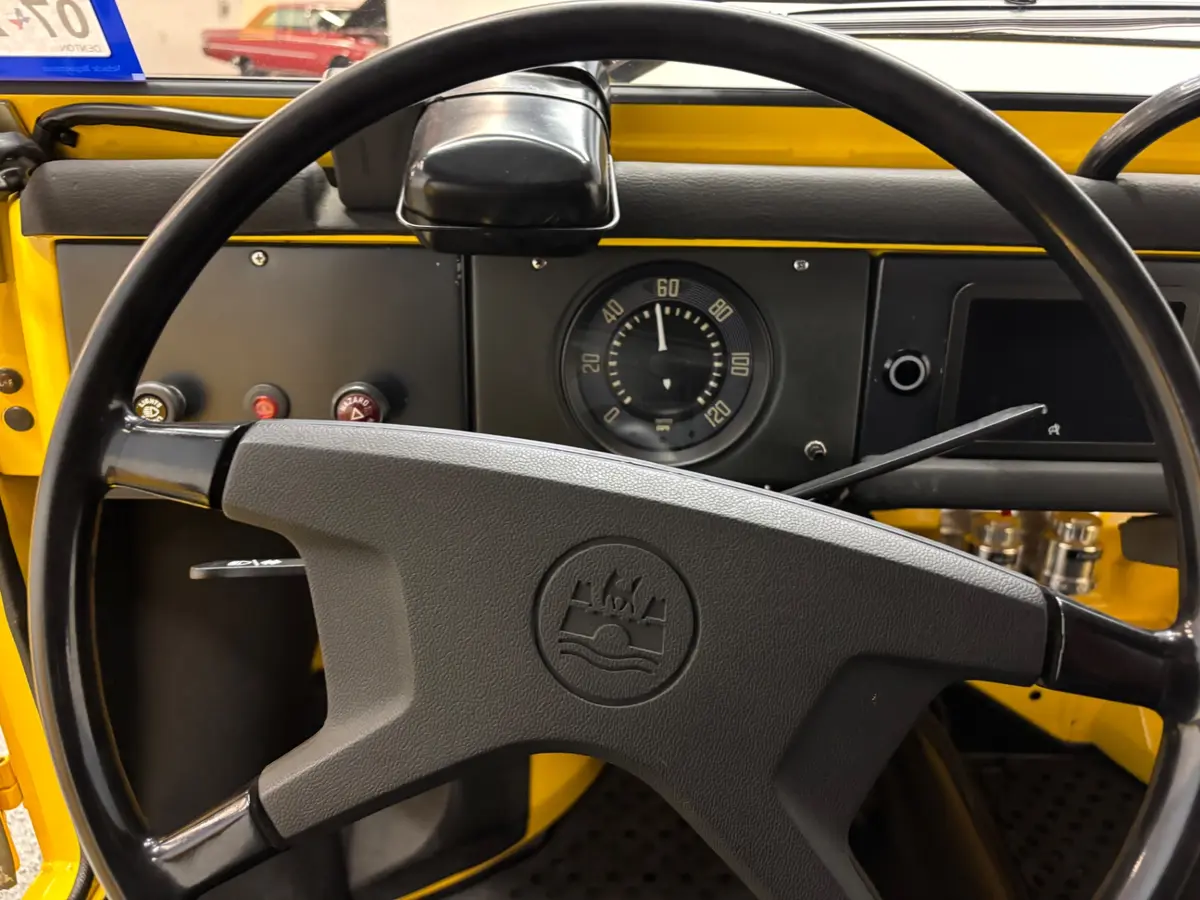 Vehicle photo 24