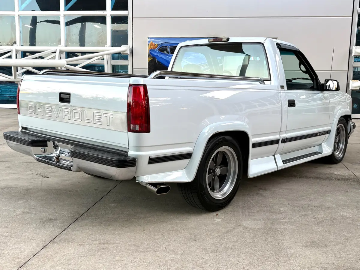 Vehicle photo 6