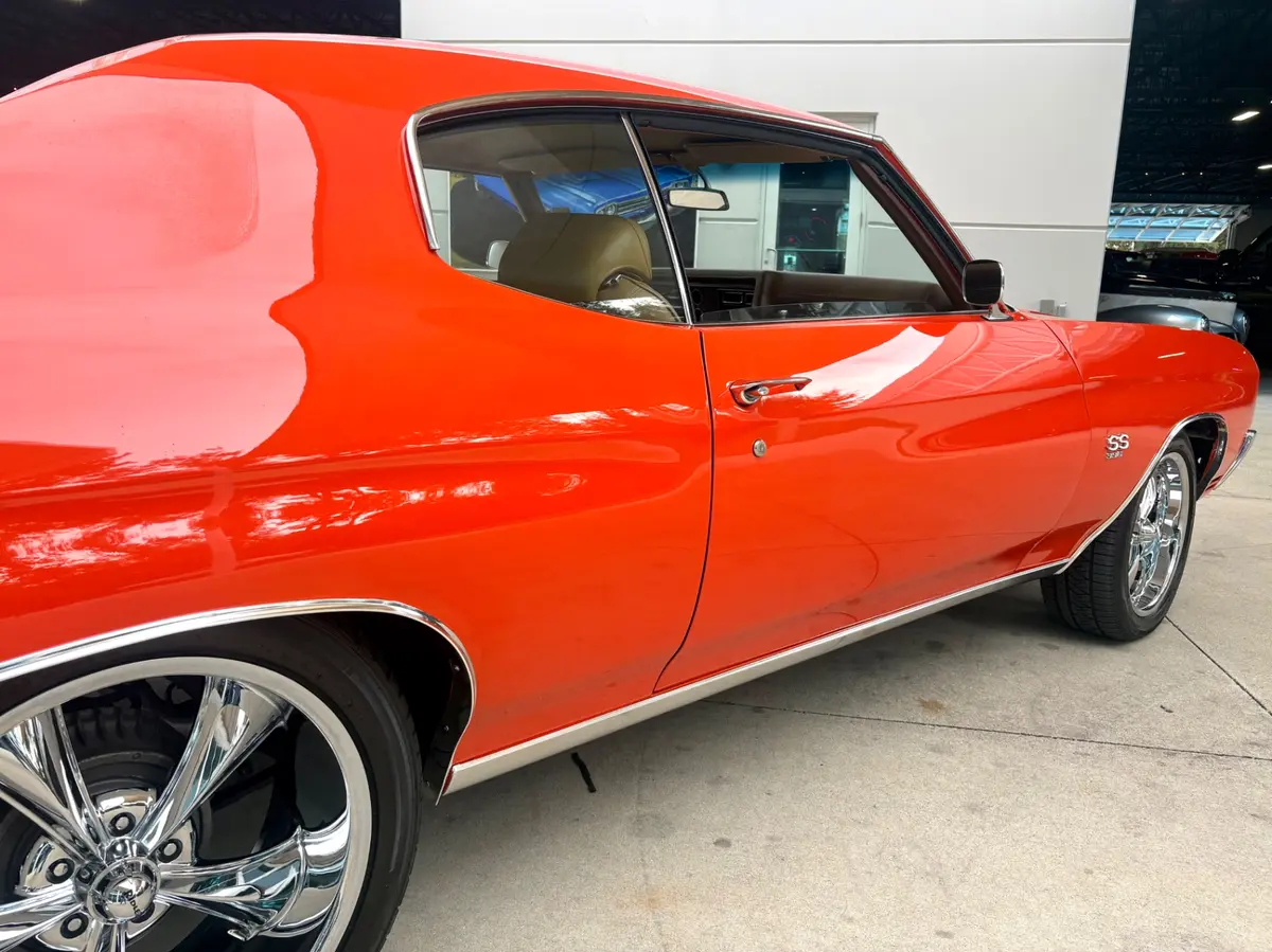 Vehicle photo 18