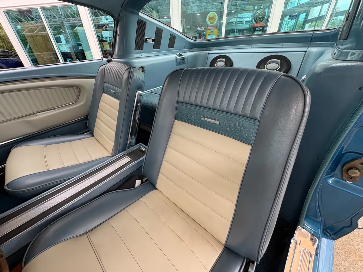 Vehicle photo 33