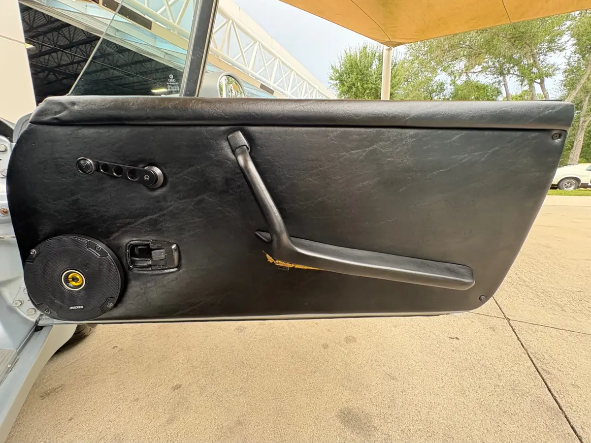Vehicle photo 30