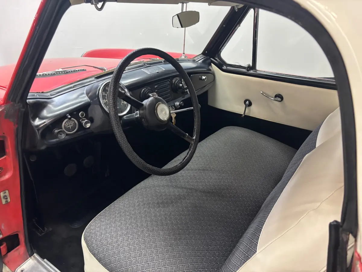 Vehicle photo 19