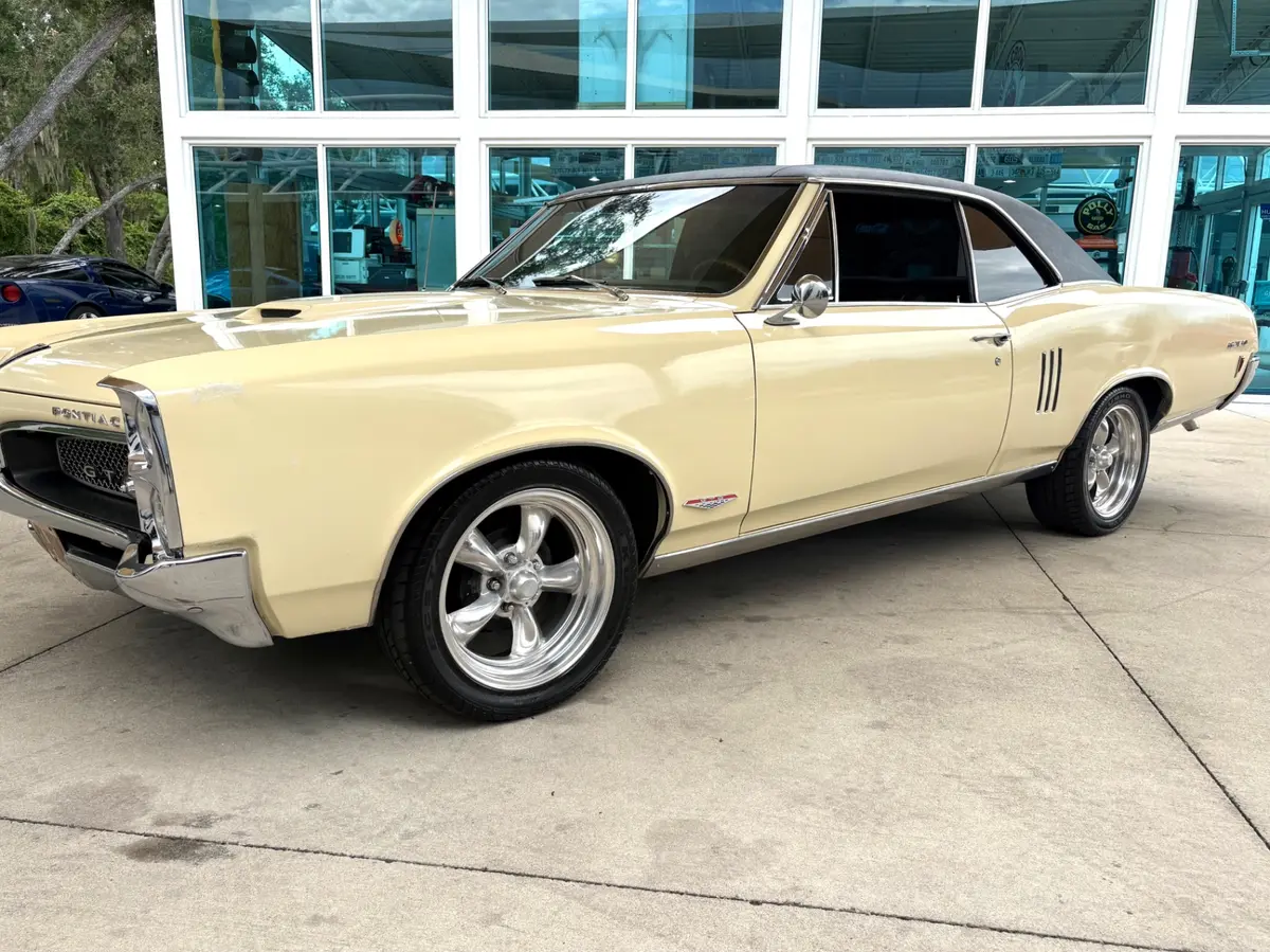 Vehicle photo 12