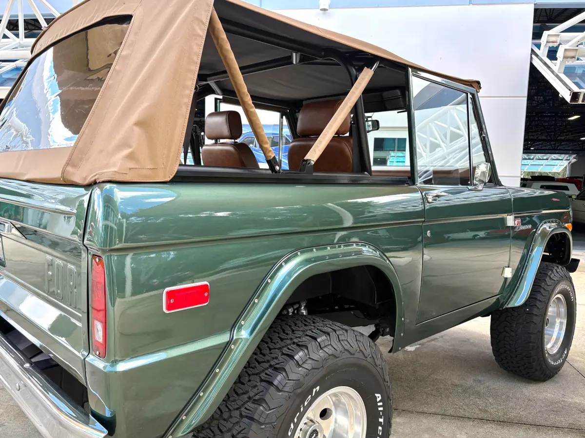 Vehicle photo 23