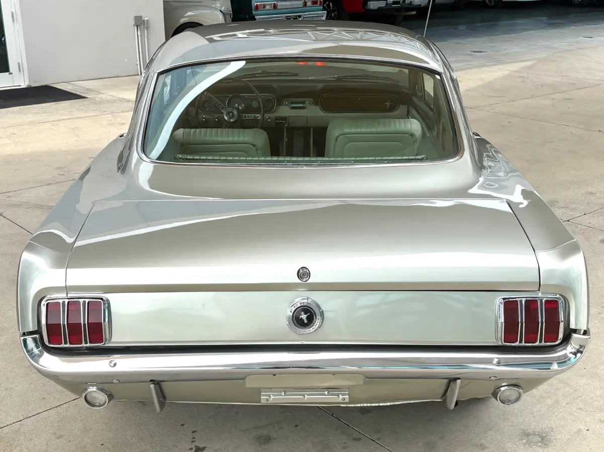 Vehicle photo 8