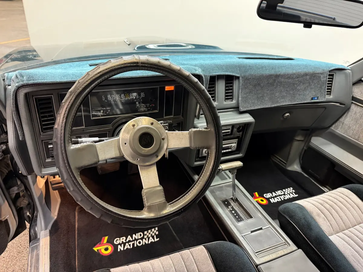 Vehicle photo 19