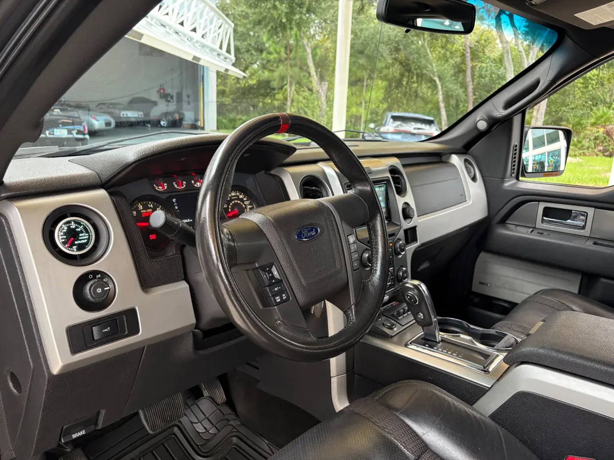 Vehicle photo 32
