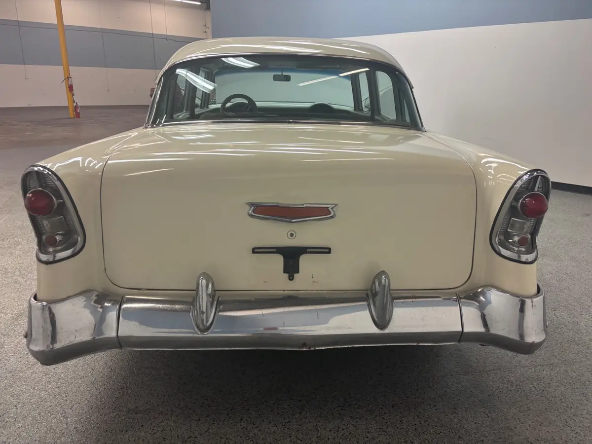 Vehicle photo 6