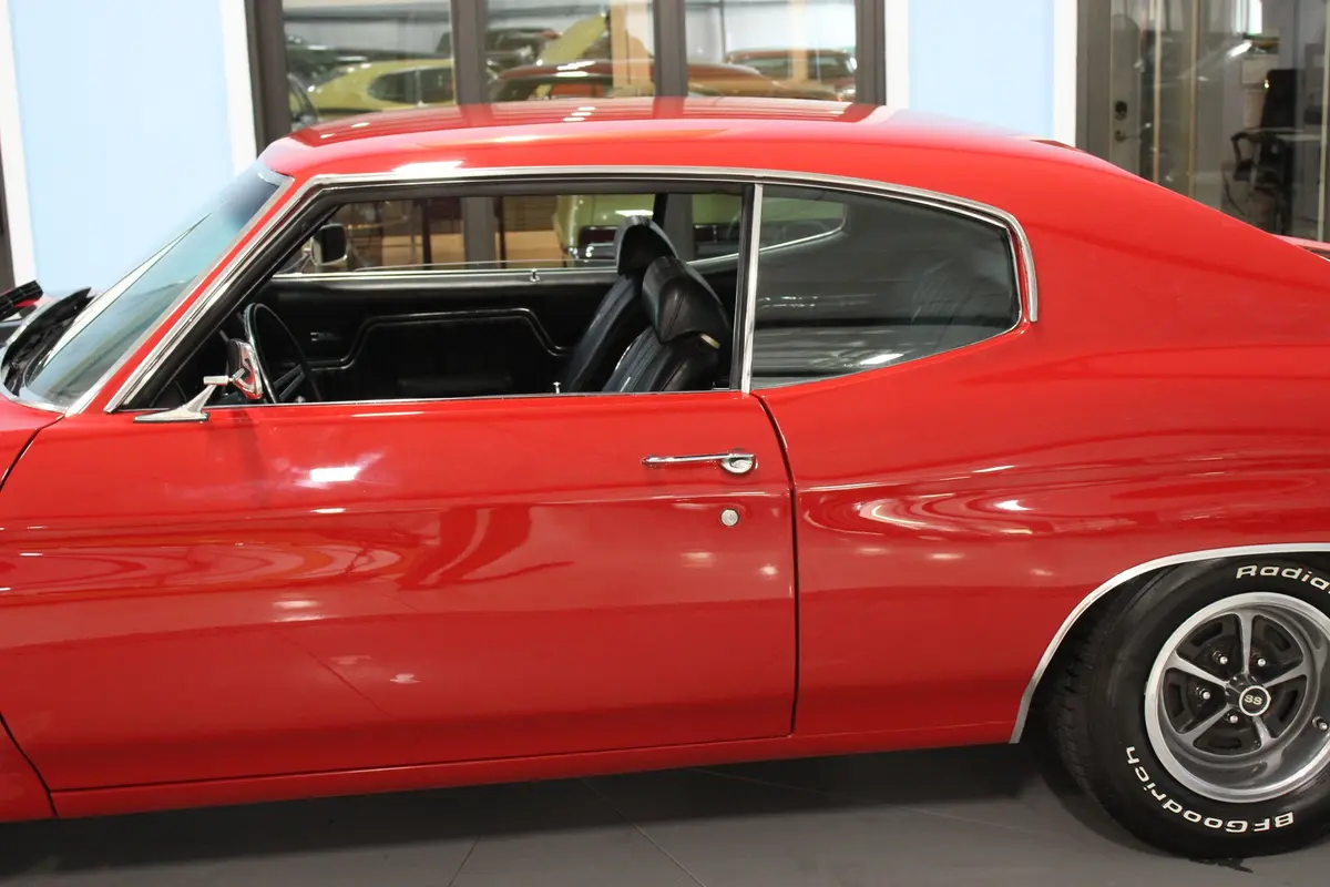 Vehicle photo 17