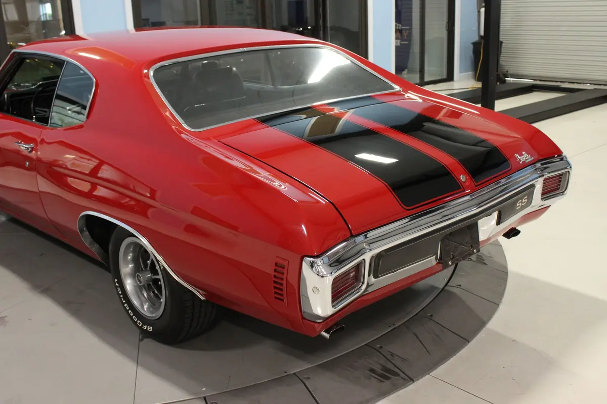 Vehicle photo 19
