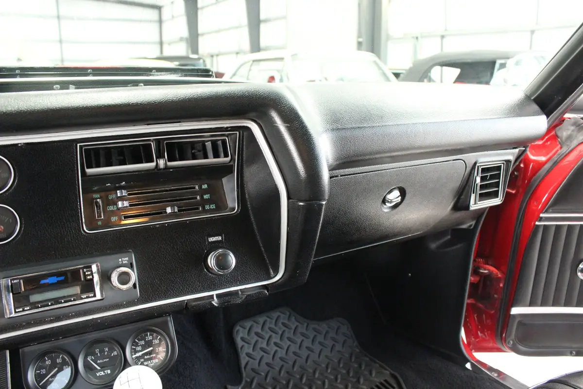 Vehicle photo 32