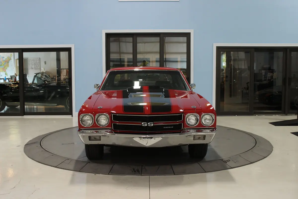 Vehicle photo 9