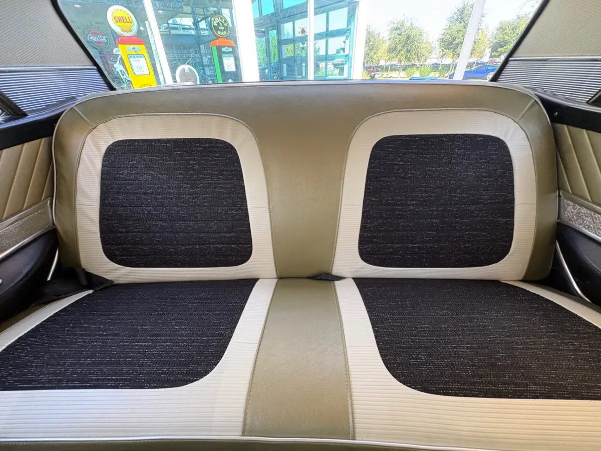Vehicle photo 33
