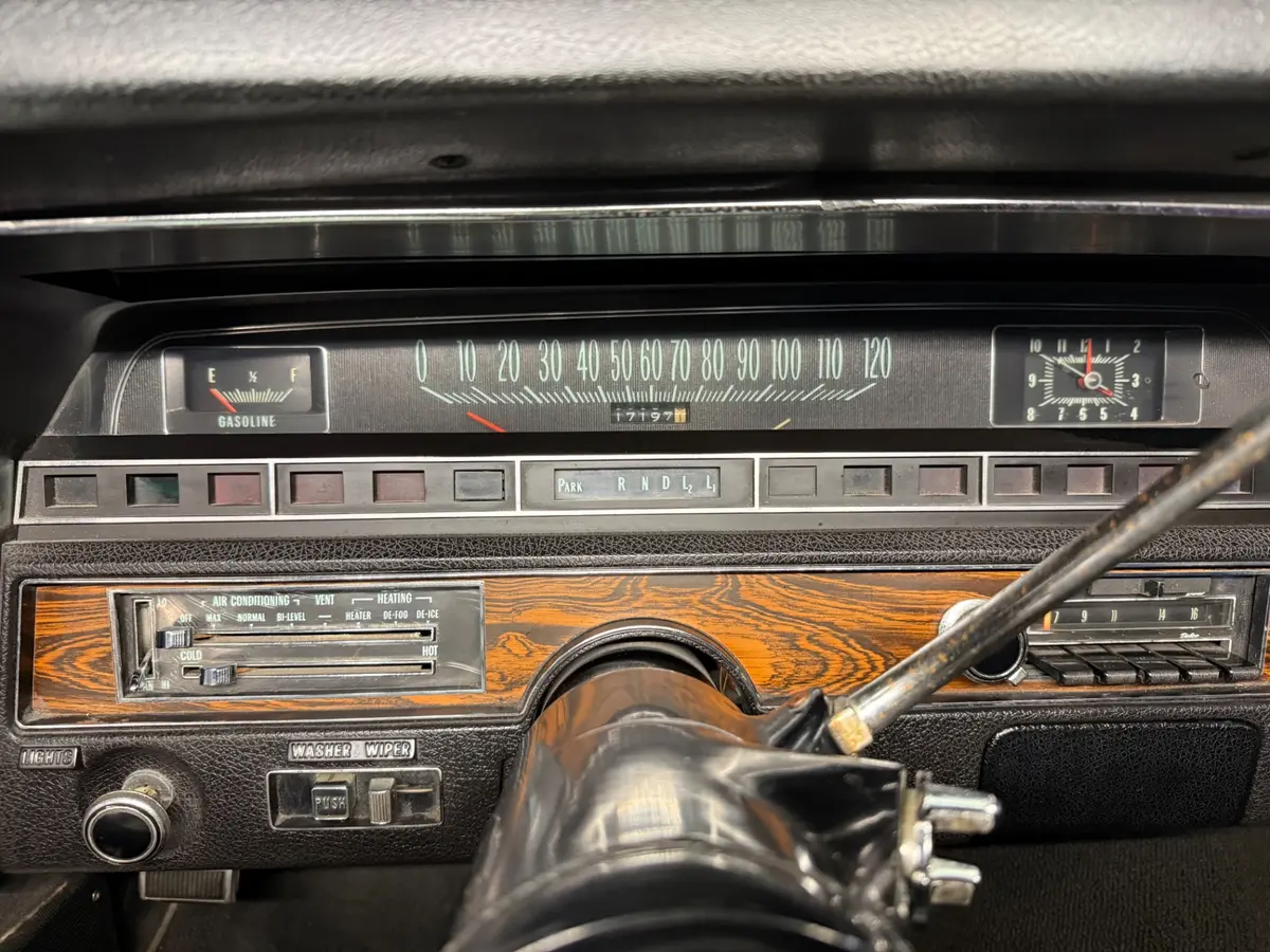 Vehicle photo 24