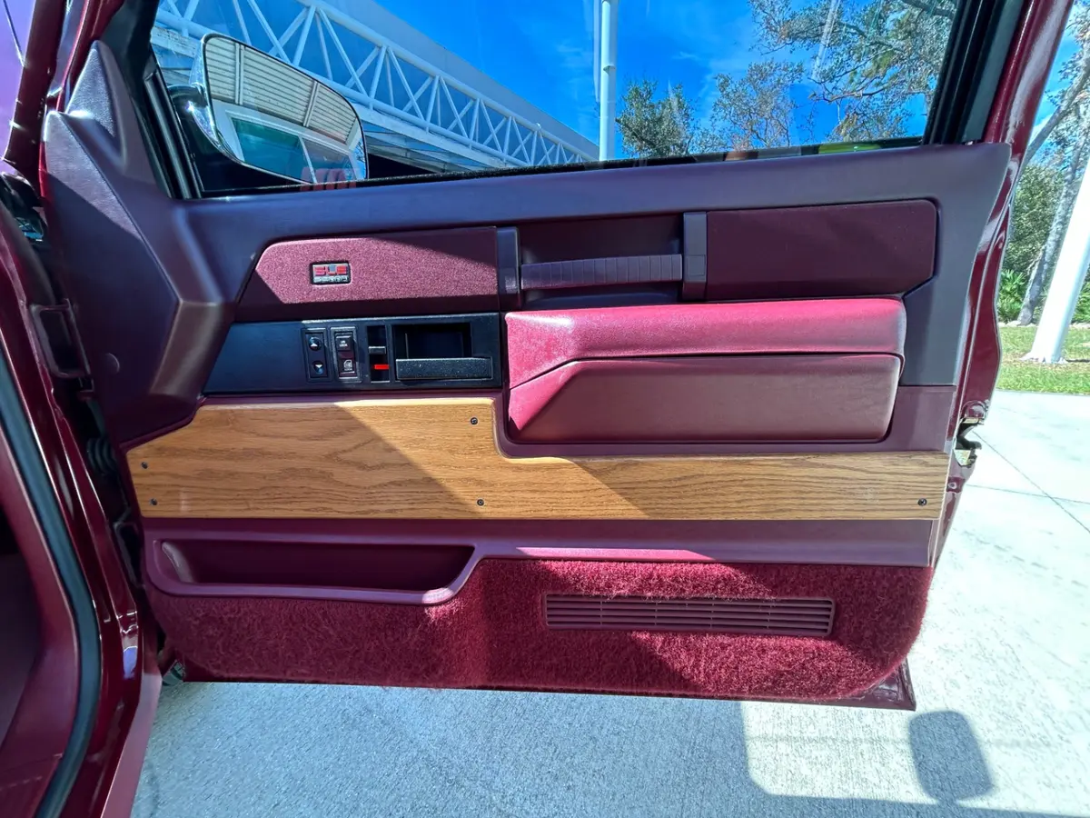 Vehicle photo 25