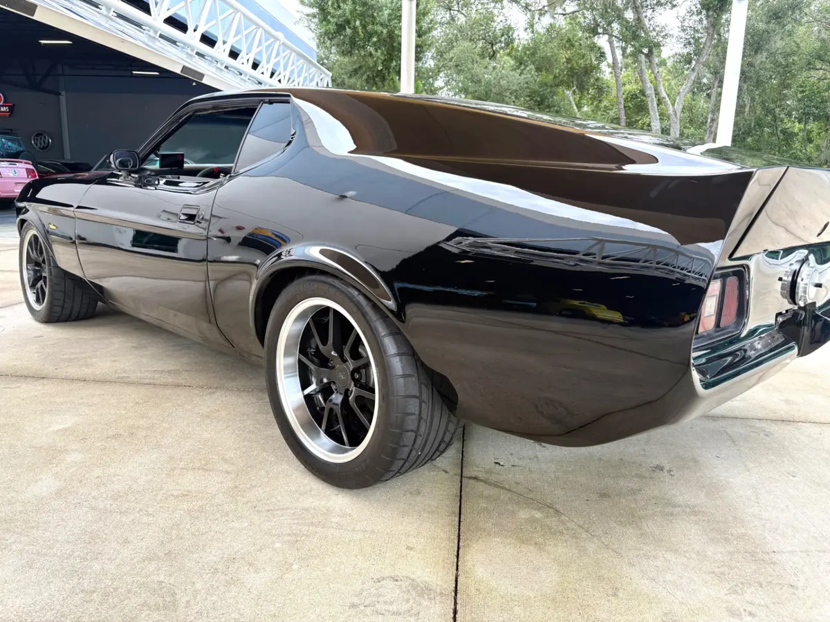 Vehicle photo 15