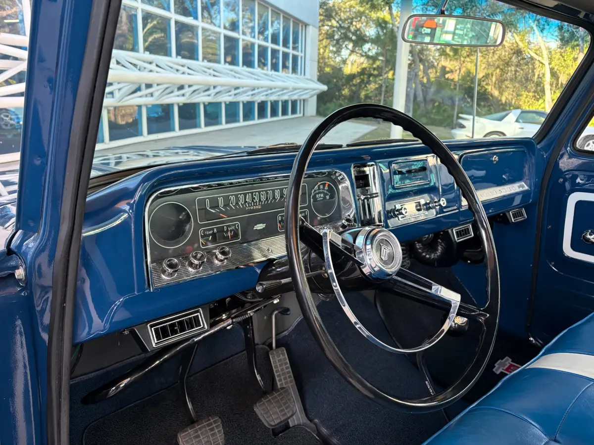 Vehicle photo 32
