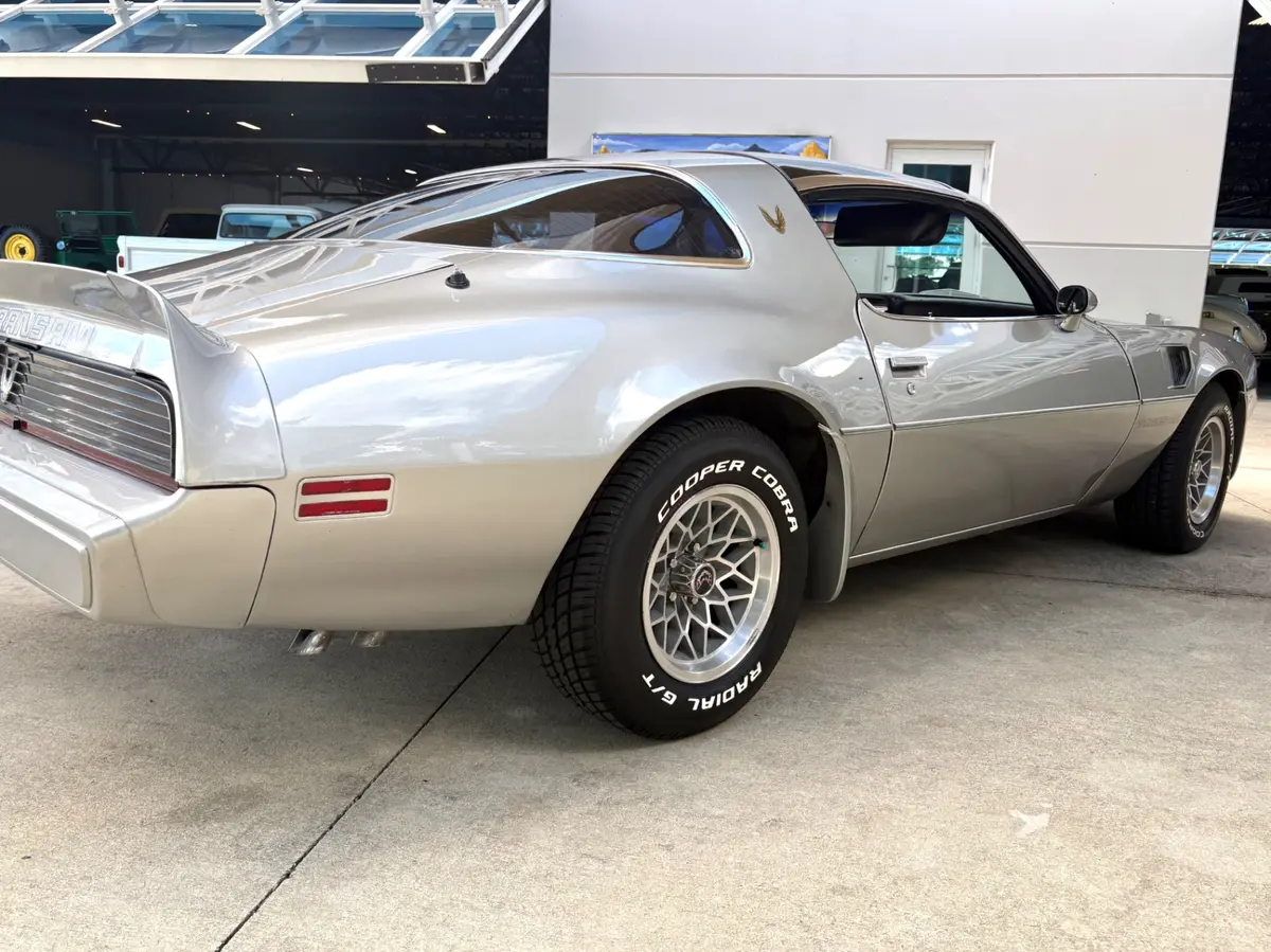 Vehicle photo 16