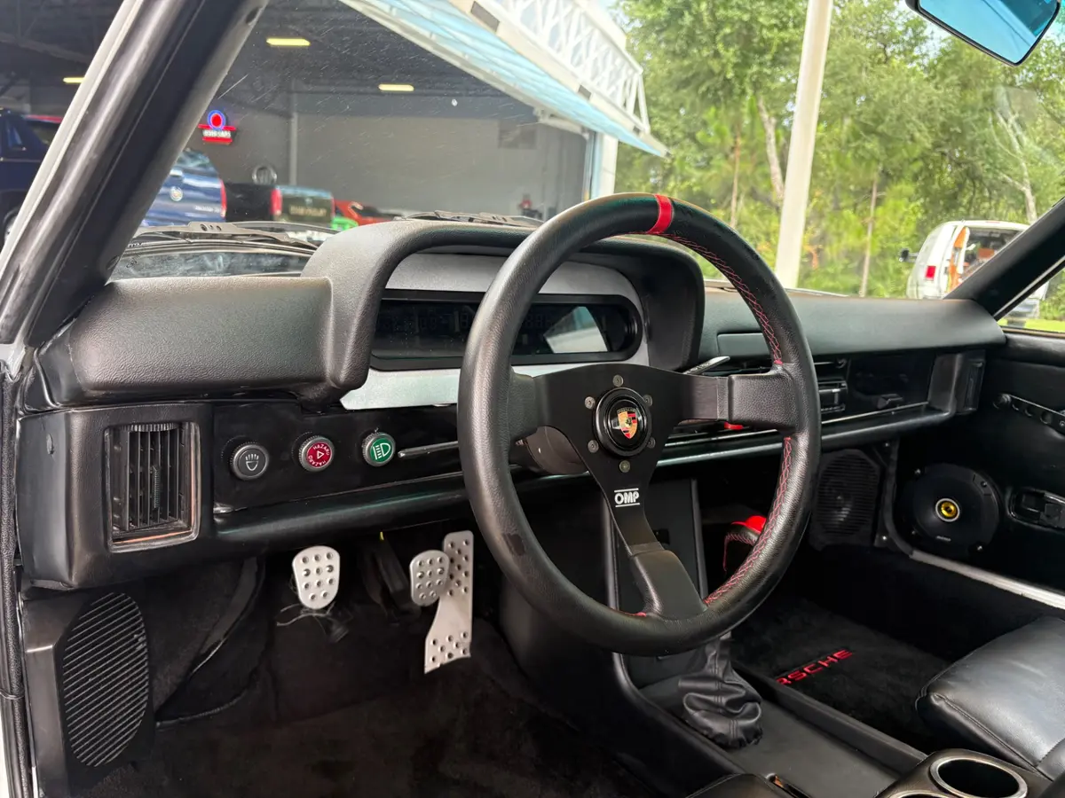 Vehicle photo 26