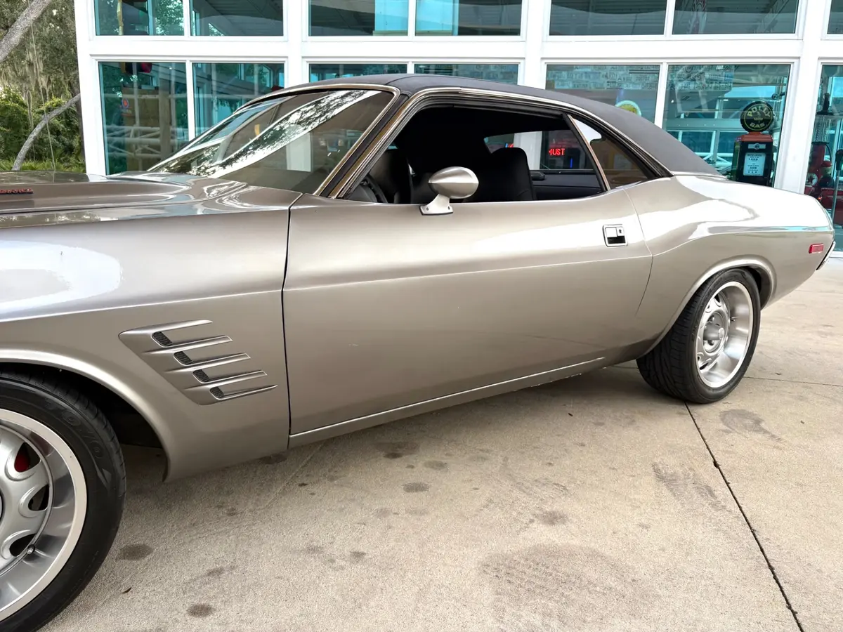Vehicle photo 17