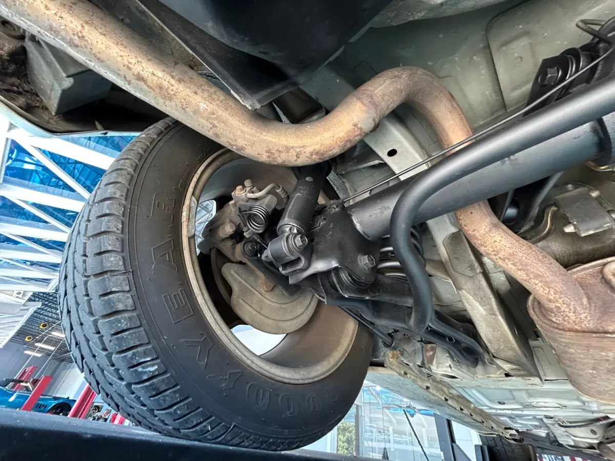 Vehicle photo 30