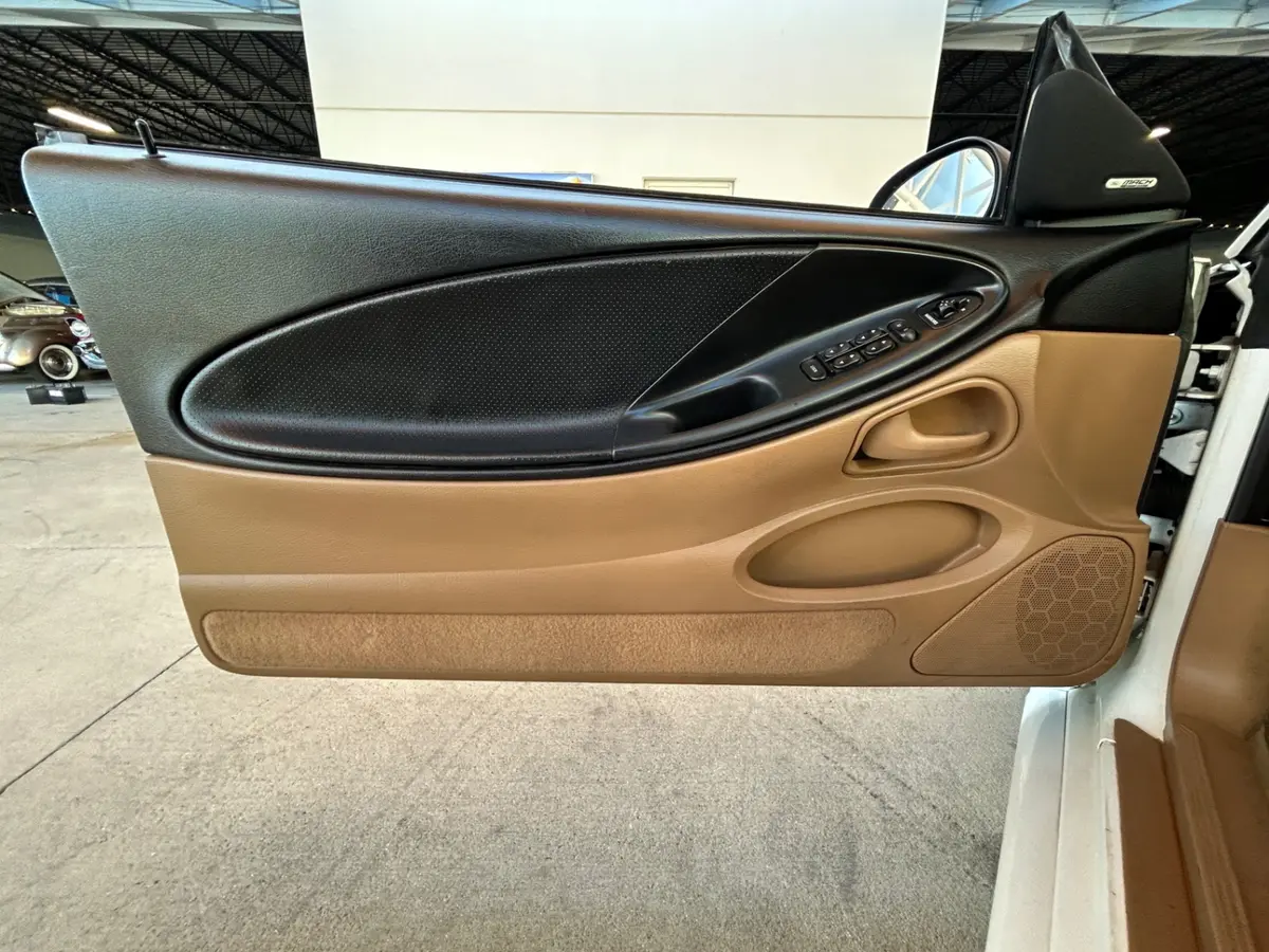 Vehicle photo 21