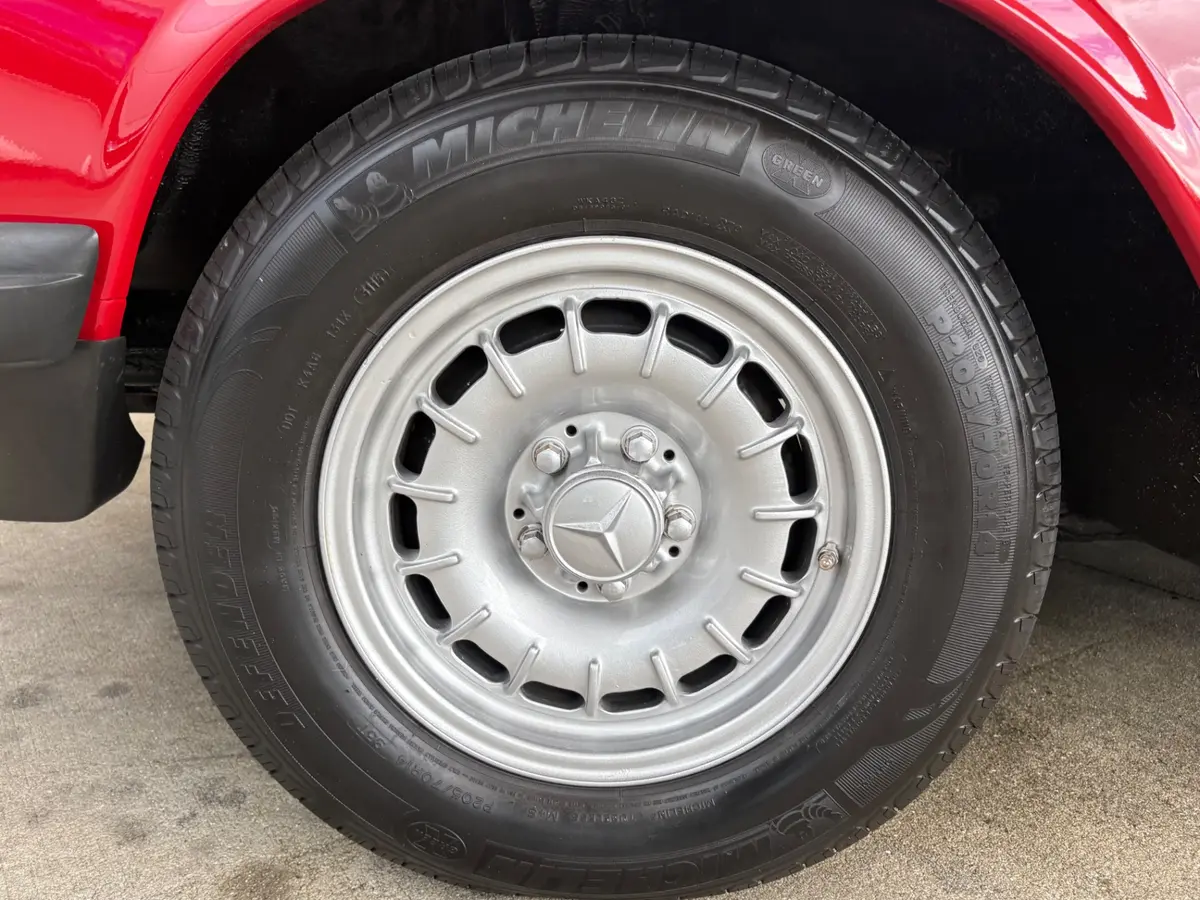 Vehicle photo 21