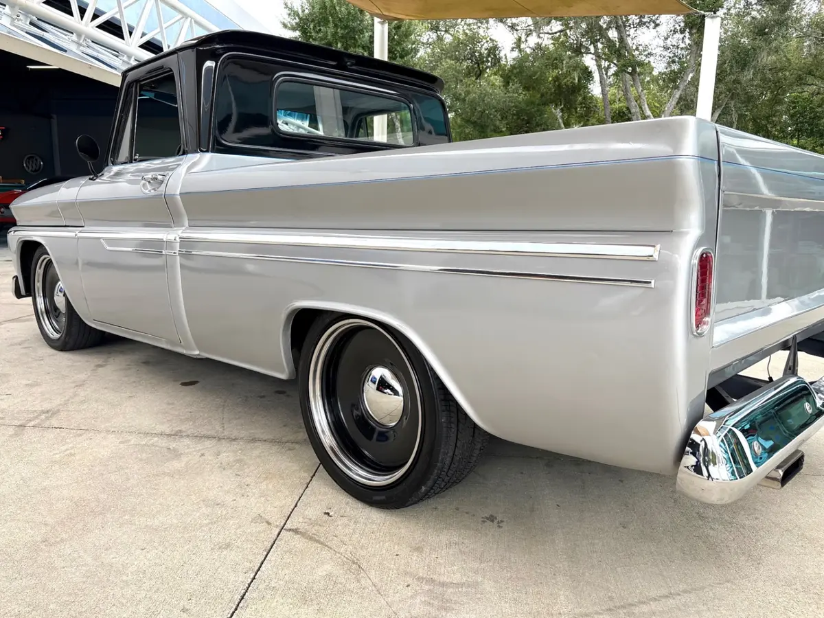 Vehicle photo 15