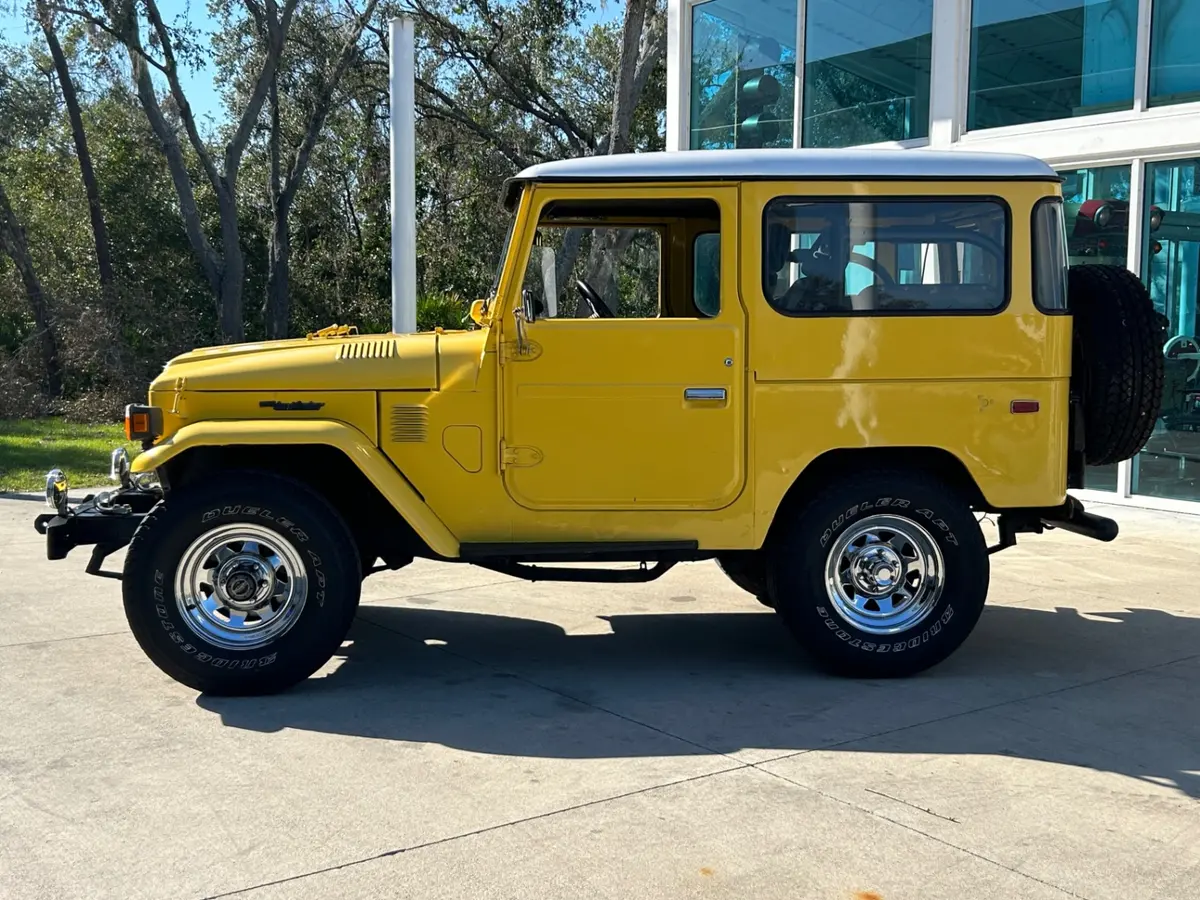 Vehicle photo 9