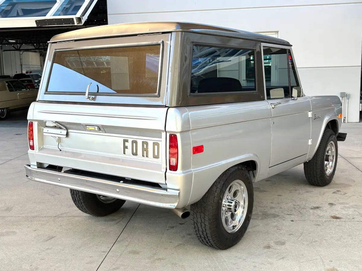 Vehicle photo 6