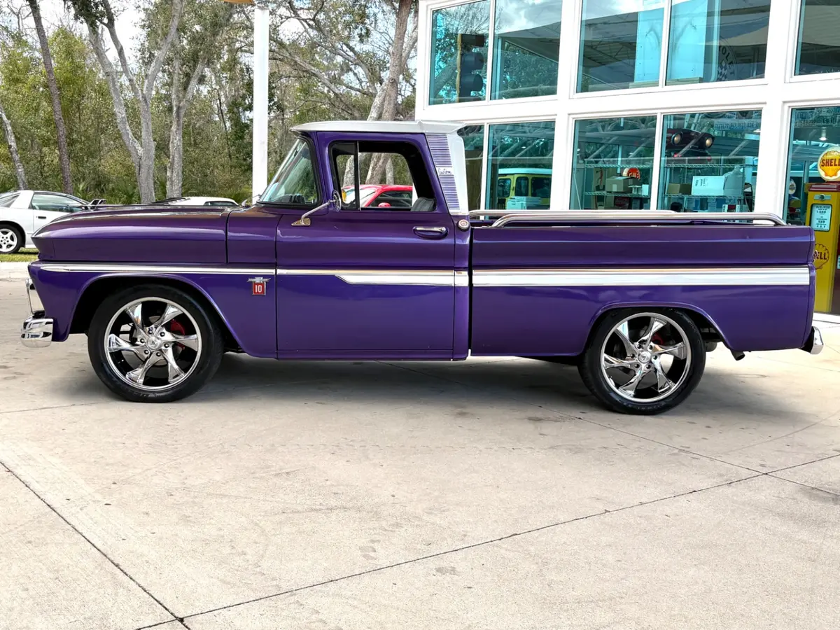 Vehicle photo 10