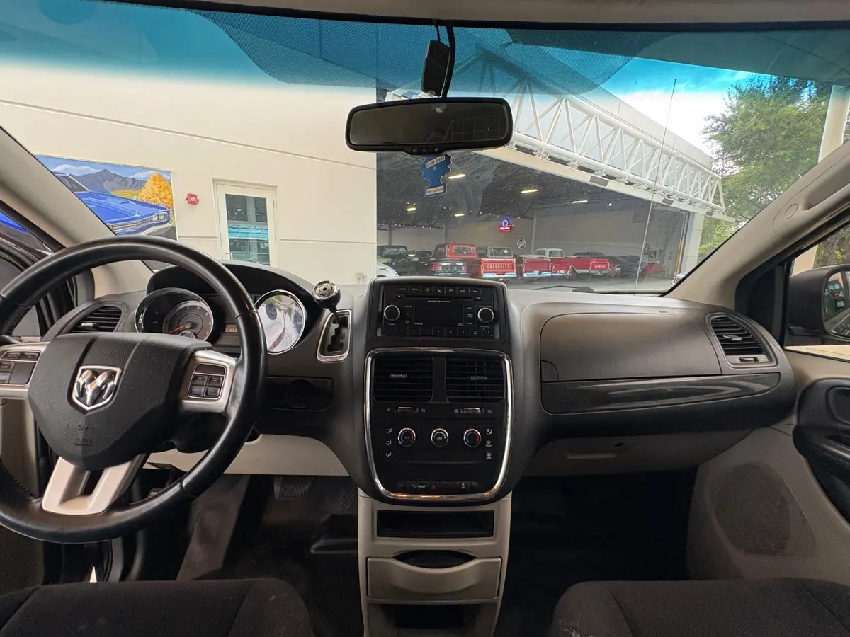 Vehicle photo 33