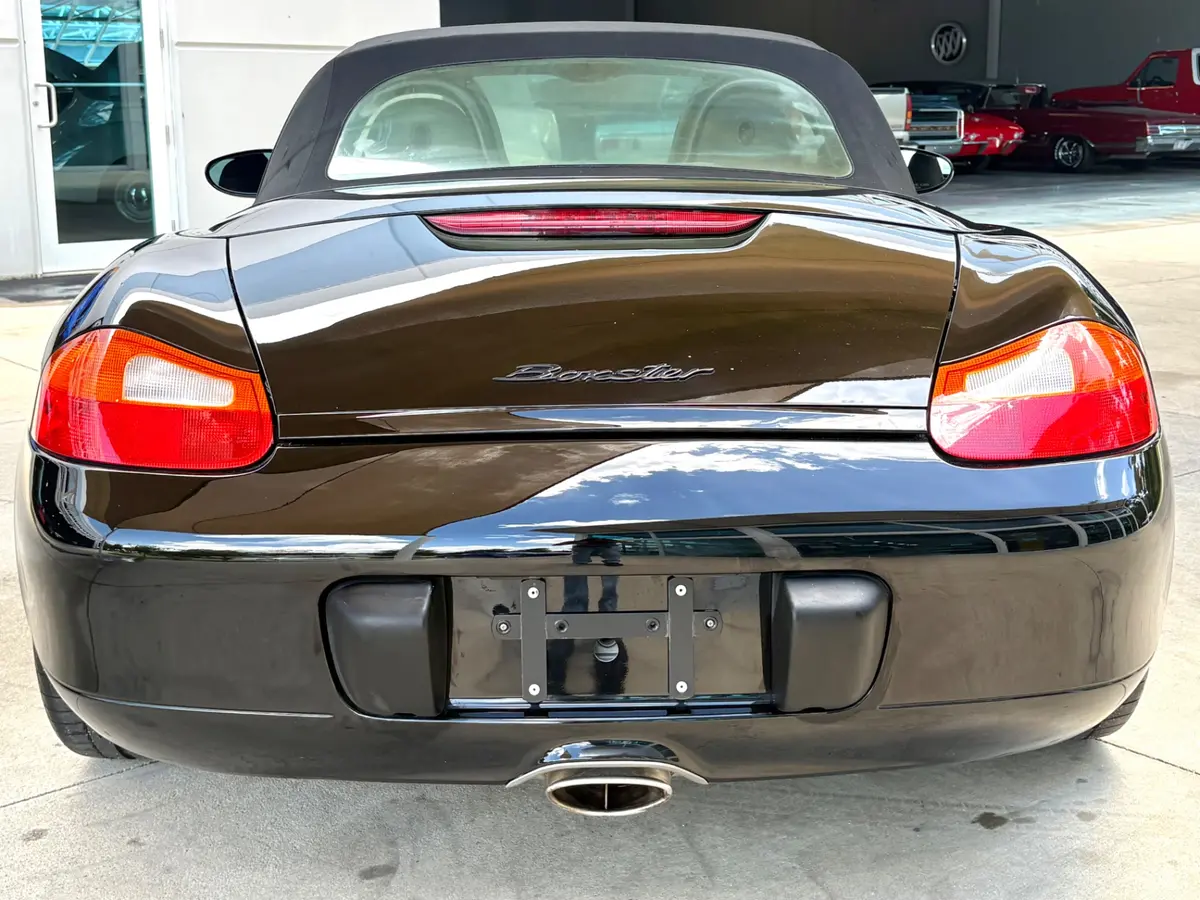Vehicle photo 24