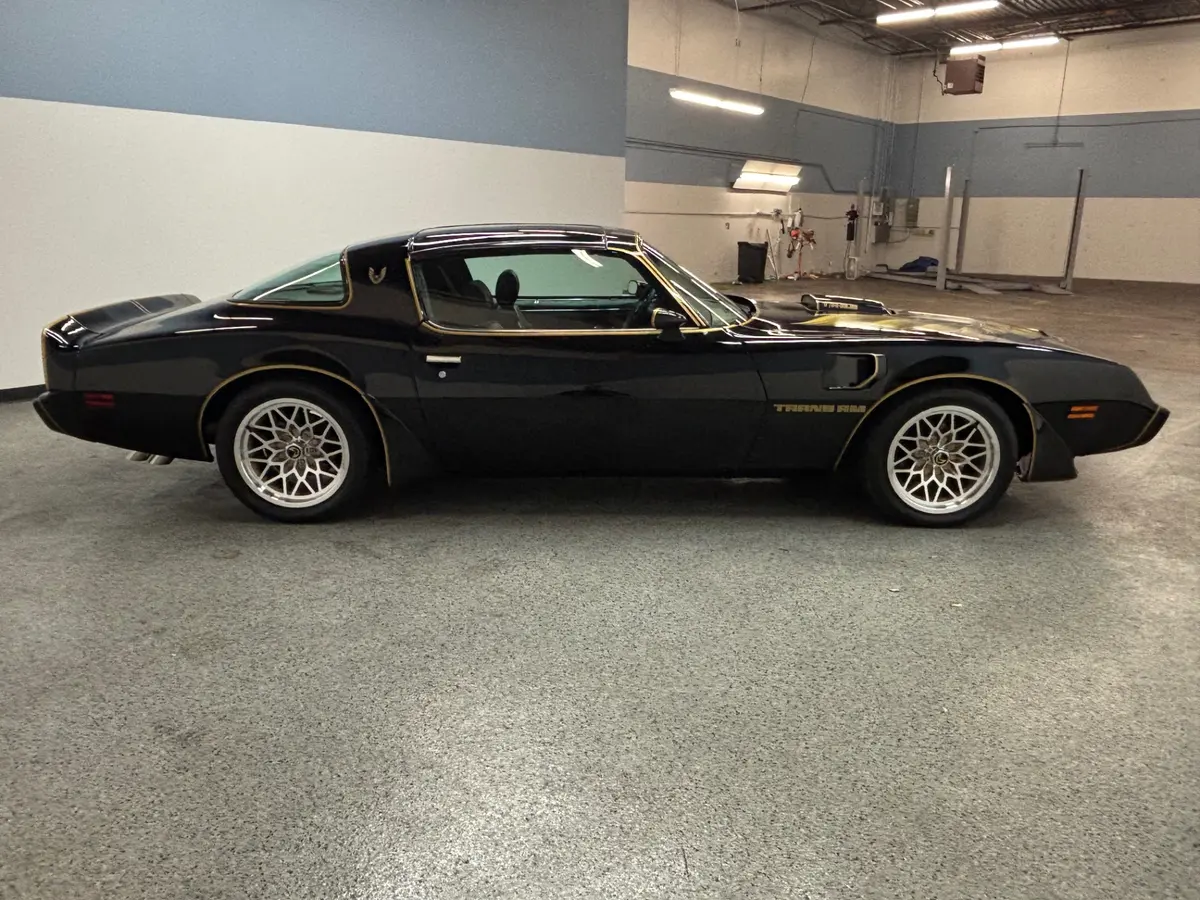 Vehicle photo 6