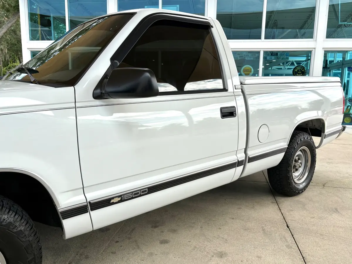 Vehicle photo 12