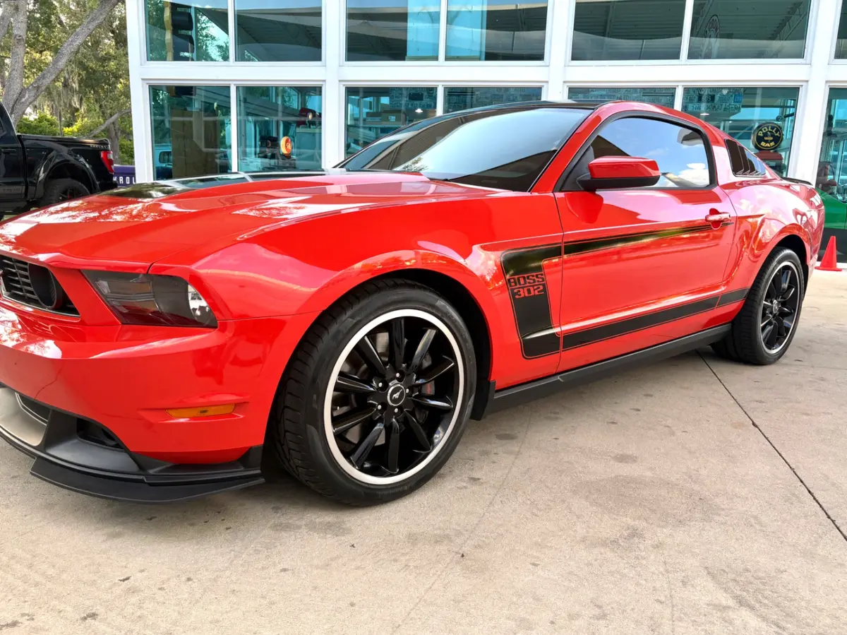 Vehicle photo 12