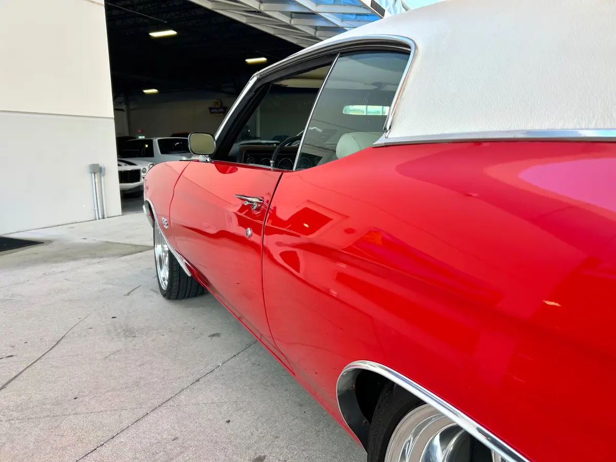 Vehicle photo 12