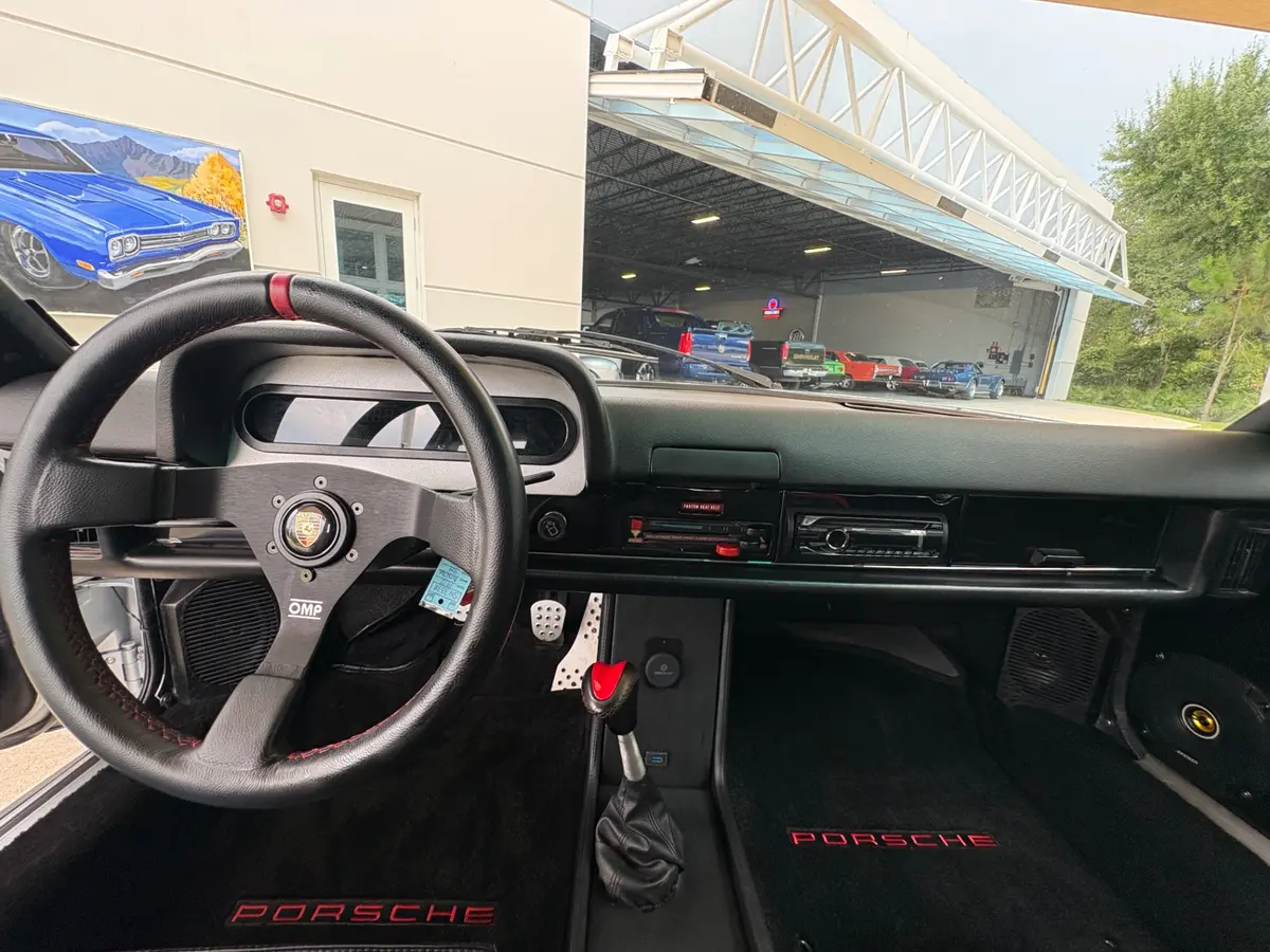 Vehicle photo 29