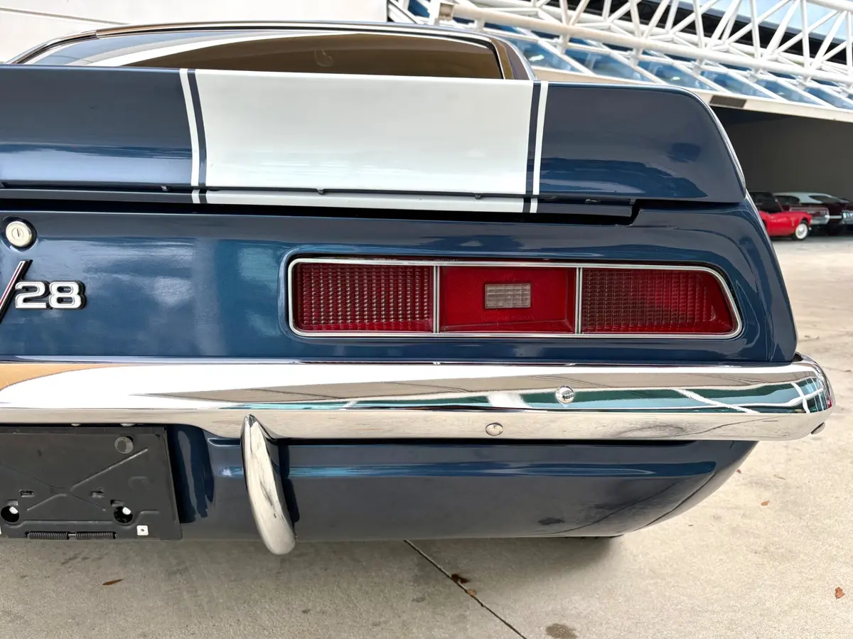 Vehicle photo 23