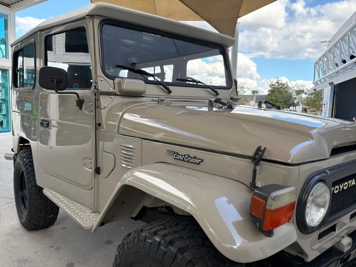 Vehicle photo 19