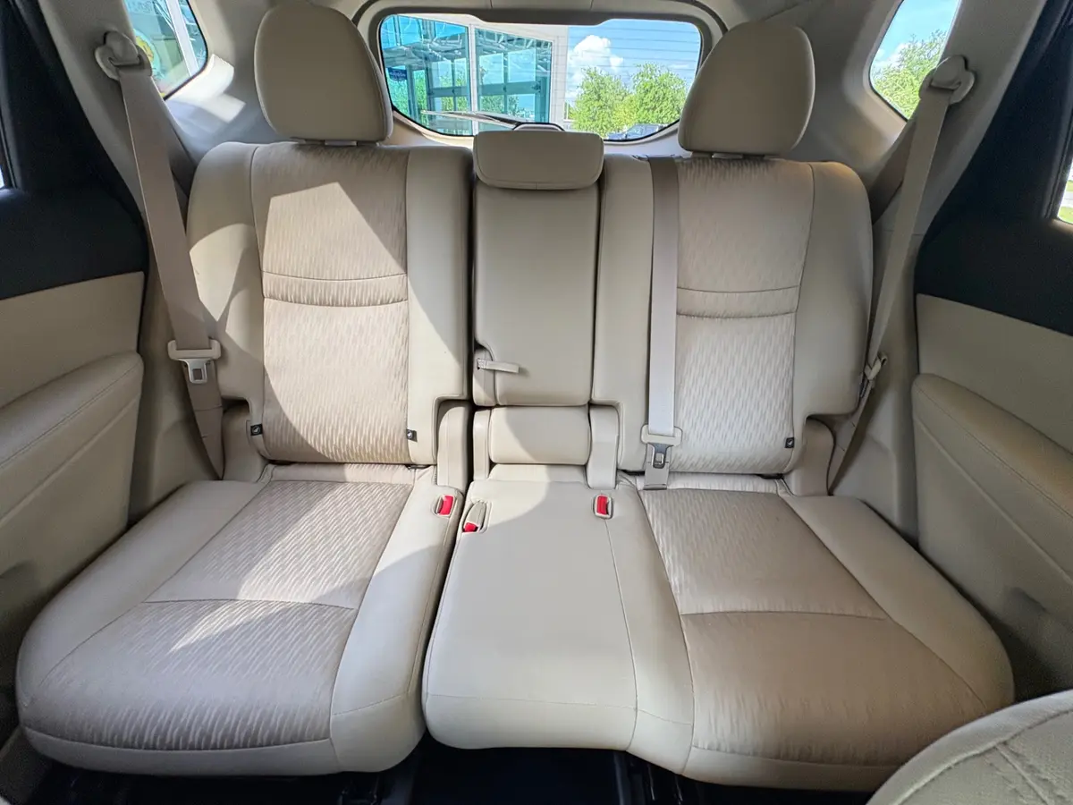 Vehicle photo 33