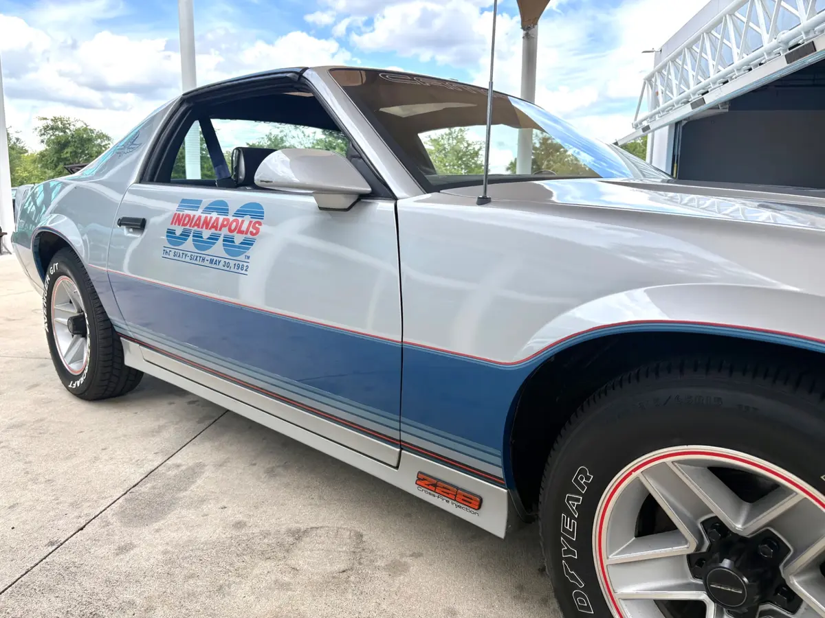 Vehicle photo 18