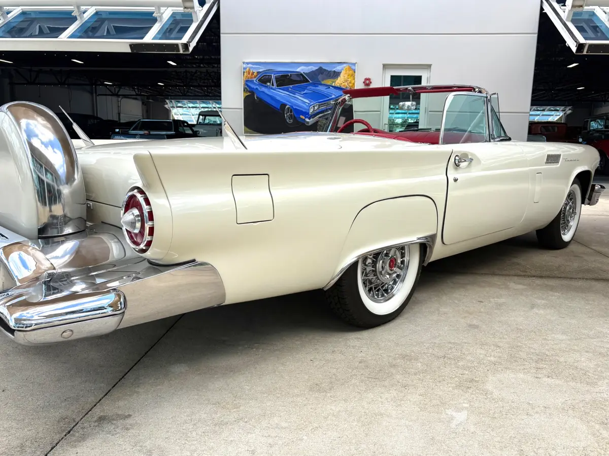 Vehicle photo 16