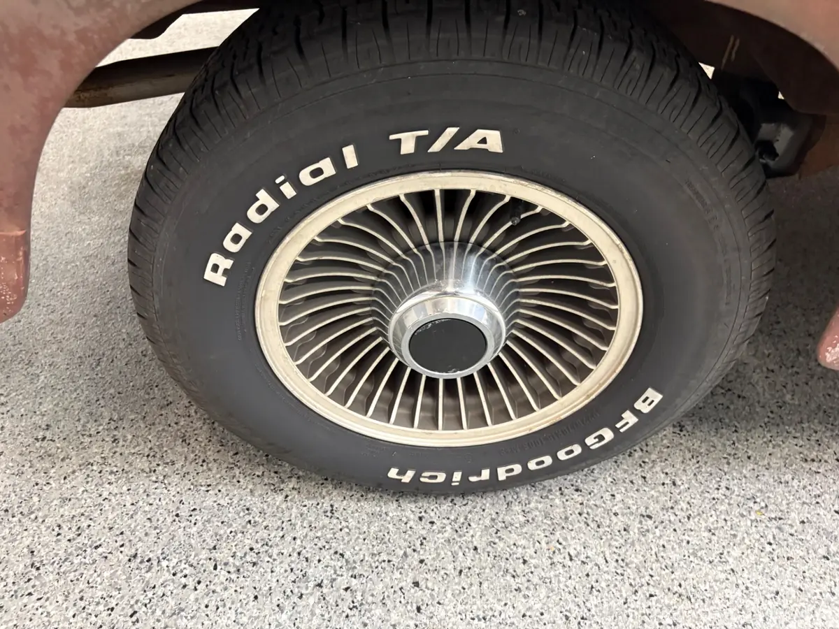 Vehicle photo 19