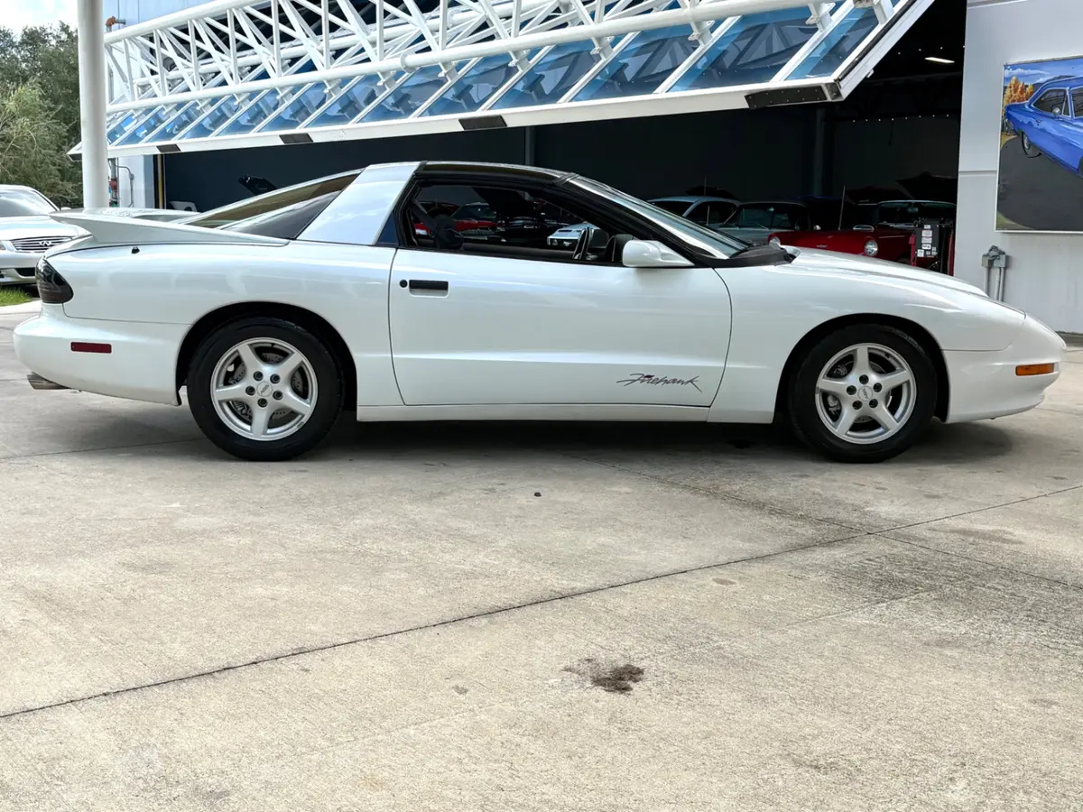 Vehicle photo 5